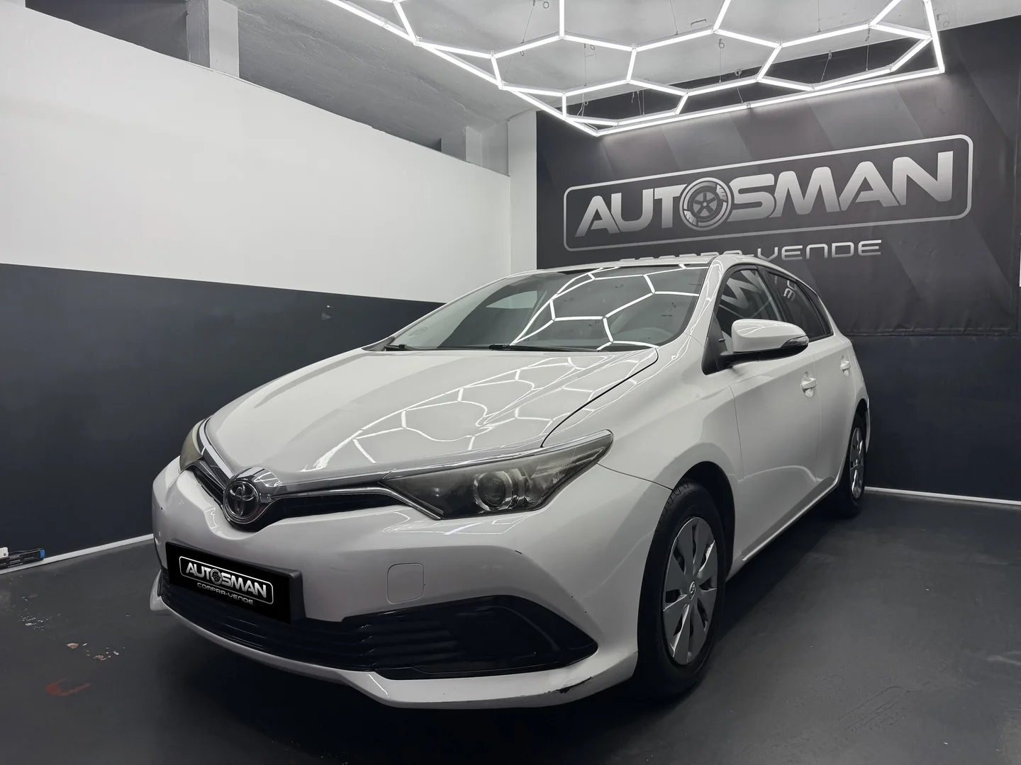 TOYOTA AURIS ACTIVE 2017 Diésel Blanco - Vista lateral